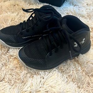 Boys Under Armour shoes. EUC